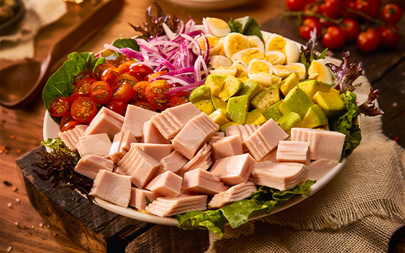 ENSALADA COBB CON PECHUGA DE PAVO SAN RAFAEL® 