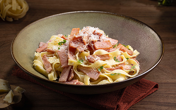 Pasta con jamón y queso rallado