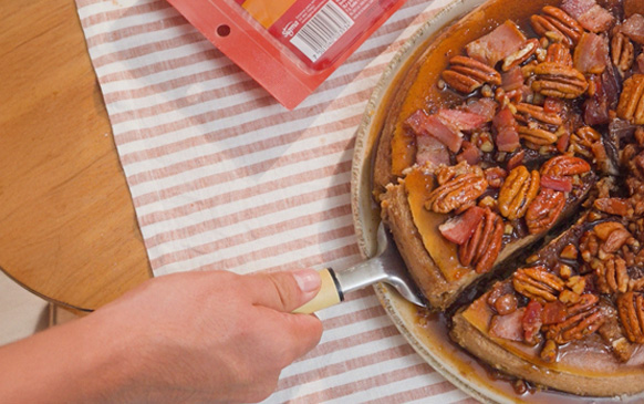 Cheesecake de nuez con trozos de tocino crujiente