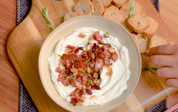 Dip cremoso con trozos de tocino y pan tostado