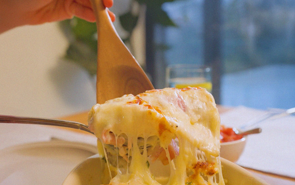 Canelones con queso derretido